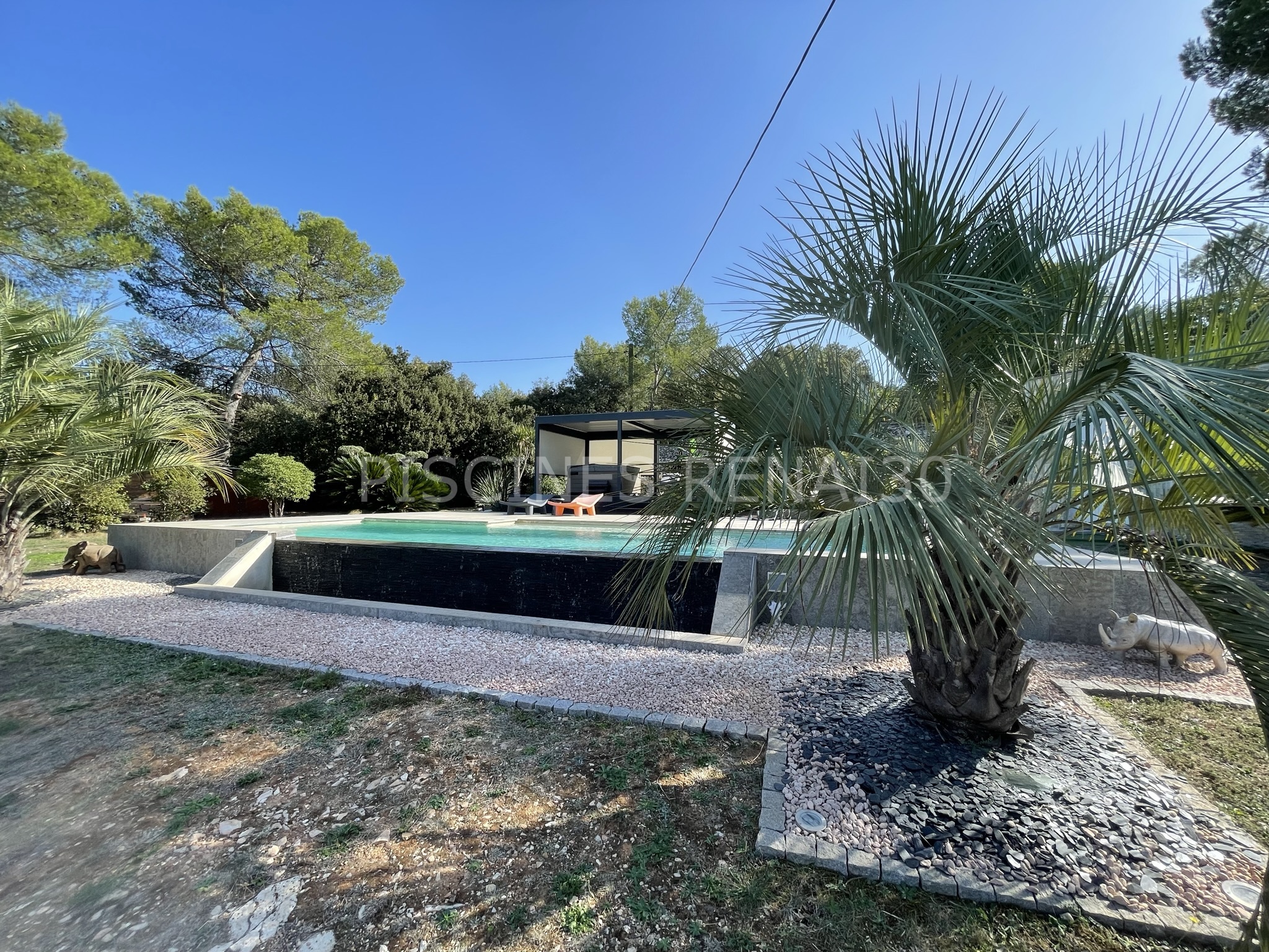 Piscine Renai30 à débordement marbre ton pierre vers Nîmes